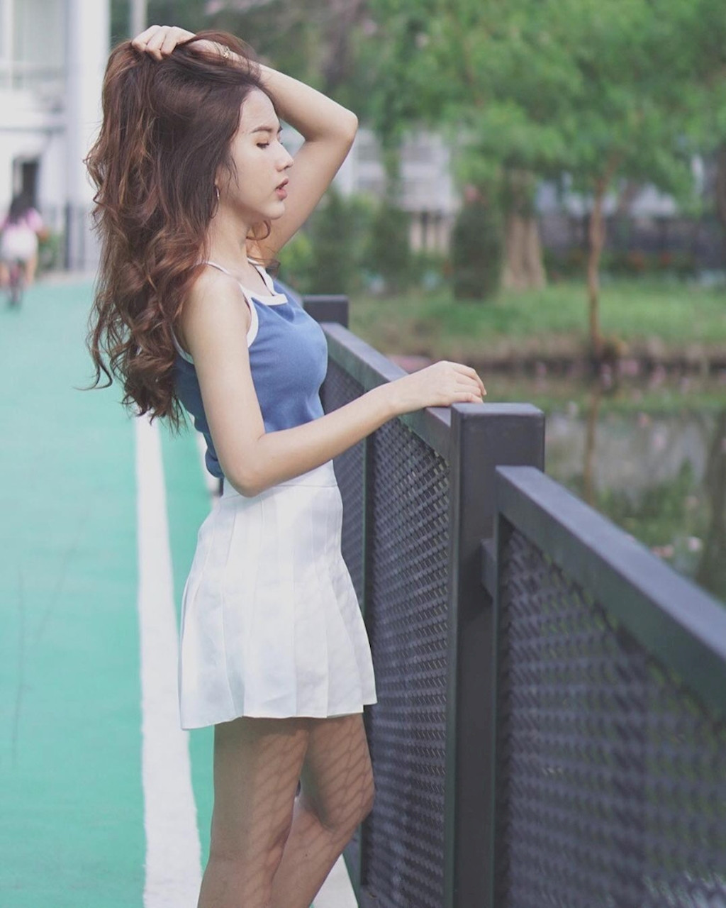 Bạn gái cầu thủ Supachai chuộng trang phục gợi cảm, năng động, cá tính và quyến rũ.