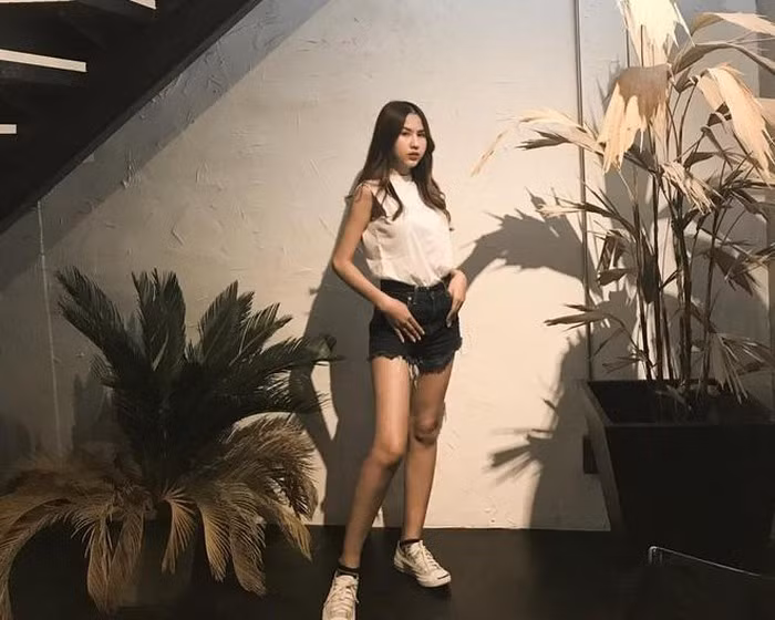 Chiếc quần shorts đã thể hiện công dụng của nó là giúp Pia khoe ra đôi chân thon dài. Ảnh: Internet. Video "Minh Hằng chia sẻ về phong cách thời trang". Nguồn: VTC.