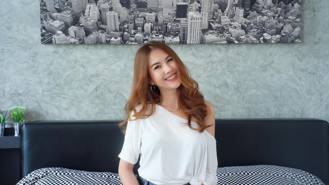 Trên Instagram, nhiều khán giả khen Butsakorn Eakkaphan năng động, gợi cảm, luôn toát lên tinh thần thể thao.