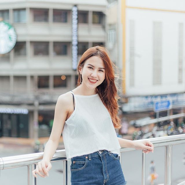 Quần jeans là món đồ không thể thiếu trong tủ đồ của các cô gái, Pia cũng không nằm ngoại lệ.