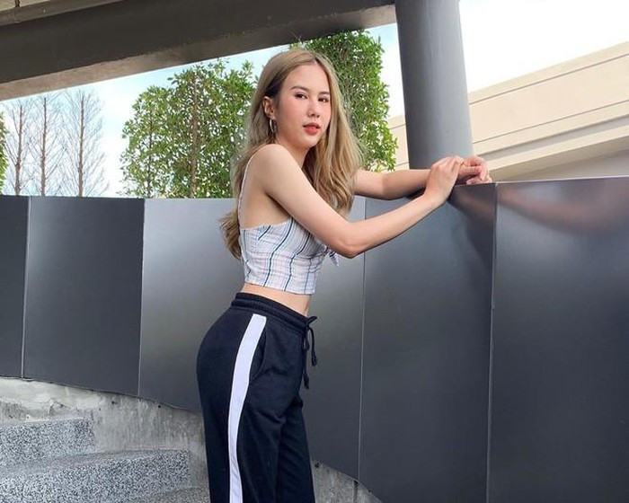 Phong cách thể thao khoe eo thon của cô nàng khiến không ít chàng trai "nóng mắt".