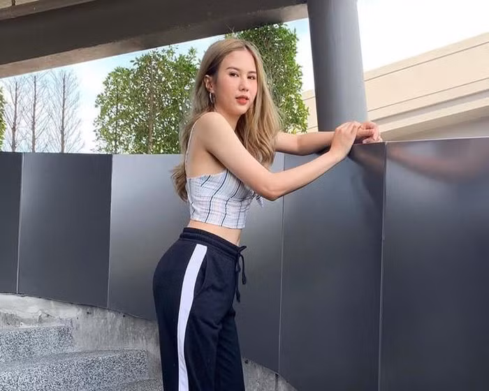 Phong cách thể thao khoe eo thon của cô nàng khiến không ít chàng trai "nóng mắt".