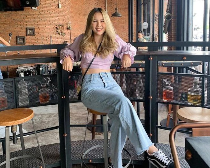 Cô thường diện các mẫu jeans bụi bặm mỗi khi đi chơi.