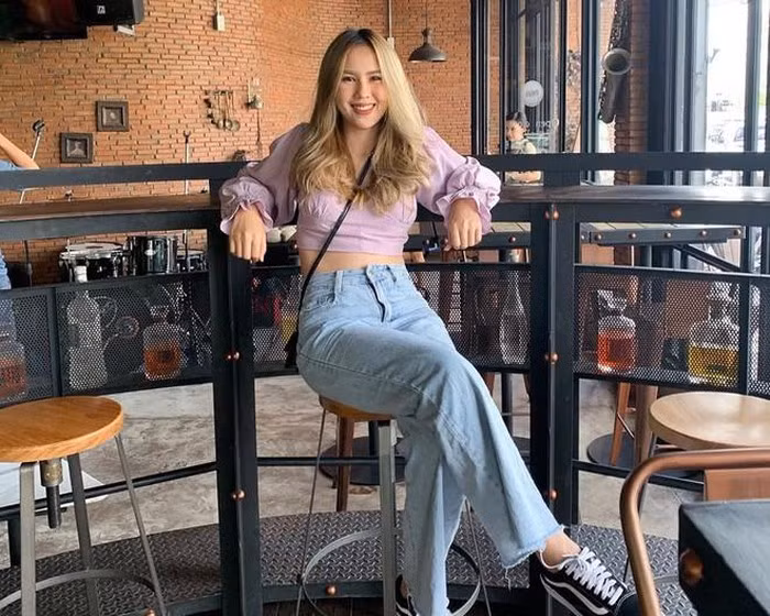 Cô thường diện các mẫu jeans bụi bặm mỗi khi đi chơi.