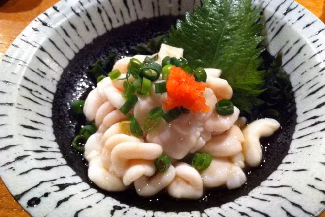 Với những người không thể chịu được mùi vị tanh của tinh hoàn cá thì thường ăn kiểu nướng hoặc ngâm trong nước tương. Dù là chế biến bằng cách nào đi chăng nữa thì Shirako vẫn giữ nguyên được kết cấu mềm mịn như đậu hũ non.