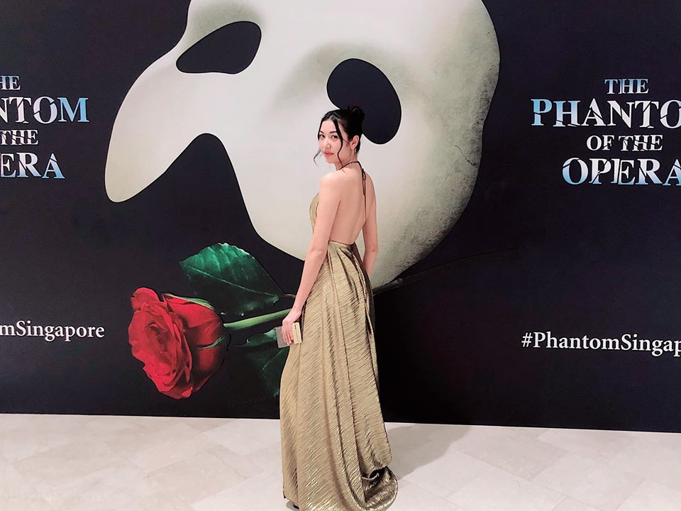 Thúy Vân khoe lưng trần cực kỳ sexy trong chiếc đầm hở lưng. Ảnh: FBNV. Video "Minh Hằng chia sẻ về phong cách thời trang". Nguồn: VTC.