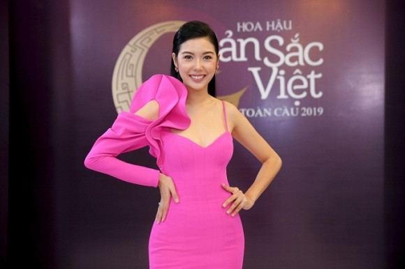 Chiếc váy hồng hai dây giúp nàng Á hậu khoe trọn vóc dáng đồng hồ cát.