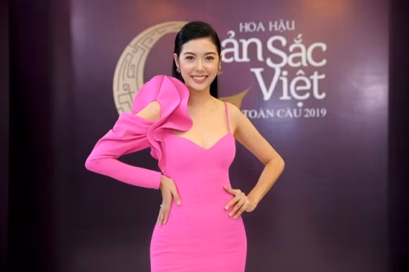 Chiếc váy hồng hai dây giúp nàng Á hậu khoe trọn vóc dáng đồng hồ cát.