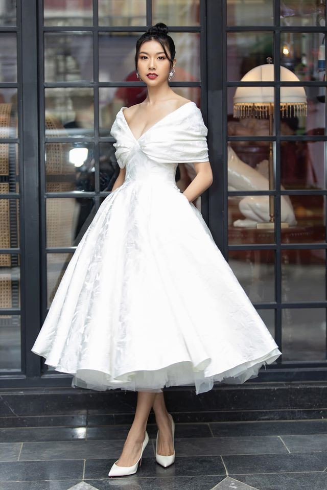 Một trang phục trễ vai giúp Thúy Vân trở thành quý cô kiêu kỳ, sang trọng.