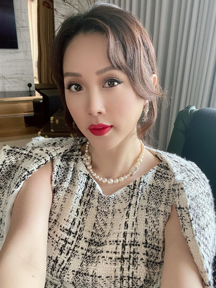 Thu Hoài trang điểm và ăn diện sành điệu trông không ai nghĩ cô đã ngoài 40 tuổi.