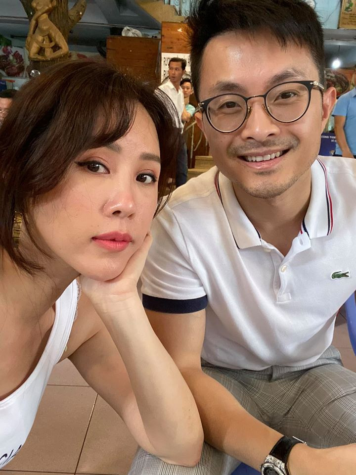 Ở tuổi ngoài tứ tuần, hoa hậu sinh năm 1976 vẫn rất trẻ trung với phong cách thời trang đơn giản khi sánh bước cùng bạn trai Việt kiều.