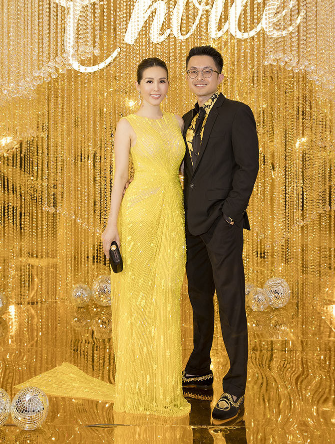 Nhờ cách ăn mặc trẻ trung và gương mặt tươi tắn, hoa hậu Thu Hoài trông không quá chênh lệch so với người tình trẻ hơn 10 tuổi.