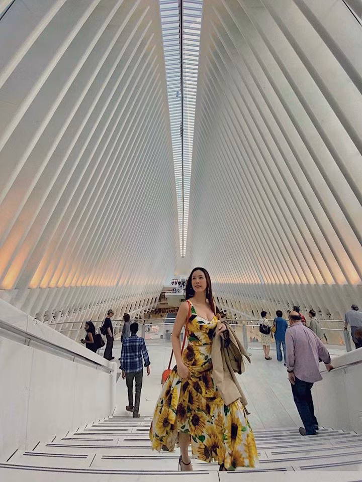 Hoa hậu Thu Hoài nổi bật cả góc trời với chiếc đầm hoa hướng dương cực nổi bật.