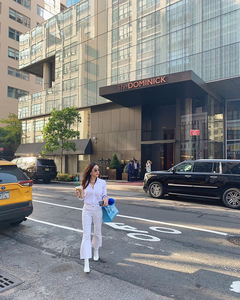 Cô diện cả "cây" đồ trắng trẻ trung xuống phố.