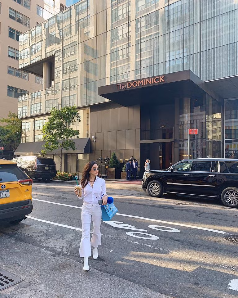 Cô diện cả "cây" đồ trắng trẻ trung xuống phố.