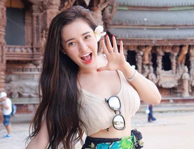 Hot girl Ngân 98 hay Võ Thị Ngọc Ngân từng gây xôn xao cộng động mạng với những bộ ảnh nóng bỏng. Gu thời trang đời thường của Ngân 98 này cũng vô cùng hở hang và sexy.