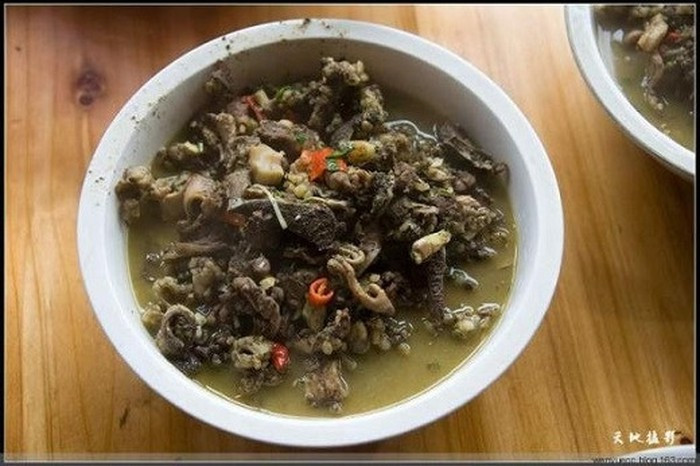 Cách làm món "lẩu phân bò" được người Kiềm (người Quý Châu) khu vực Đông Nam tỉnh lưu truyền từ hàng ngàn năm trước. "Lẩu phân bò" thực chất là sử dụng dịch trong dạ dày của những loài động vật nhai lại.