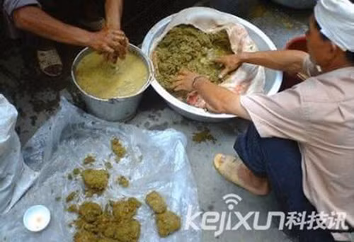 Mùi hương từ nồi "lẩu phân bò" có vị đắng, khi ăn cũng sẽ có vị thuốc và có chút đăng đắng. Tùy theo khẩu vị của thực khác, có thể gia giảm hương vị trong nồi lẩu nhưng khó có thể làm mất được vị đặc trưng của lẩu phân bò.