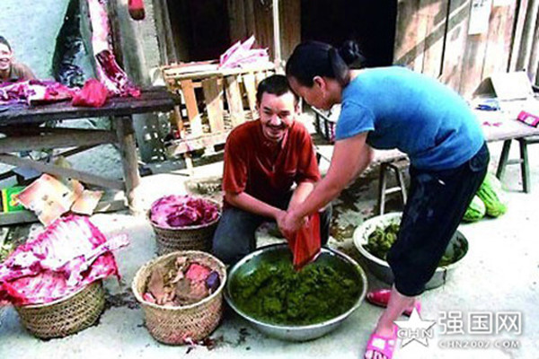 Tuy nhiên chất dịch trên phải được lấy từ những con bò khỏe mạnh và được đun sôi kỹ để đề phòng có bệnh truyền nhiễm cũng như ký sinh trùng độc hại. Chính vì vậy thực khách khi đi ăn "lẩu phân bò" cũng sẽ chọn những nhà hàng có quy mô và tên tuổi để thưởng thức.