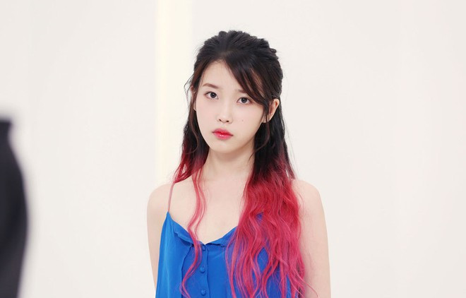 Khi muốn phá cách hơn, cô gái sinh năm 1993 quyết định nhuộm ombre phần dưới tóc màu đỏ.