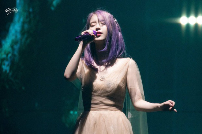 Hồi đầu tháng, IU cũng từng trở thành tâm điểm chú ý khi nhuộm tóc màu tím. Cô khoe kiểu tóc mới tại concert Love, Poem diễn ra tại Gwangju, Hàn Quốc.