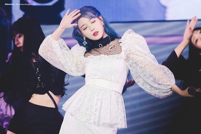 Nhờ làn da trắng sứ và khuôn mặt đẹp không góc chết mà nữ ca sĩ 26 tuổi trở nên xinh xắn với màu tóc nhuộm xanh pha khói.