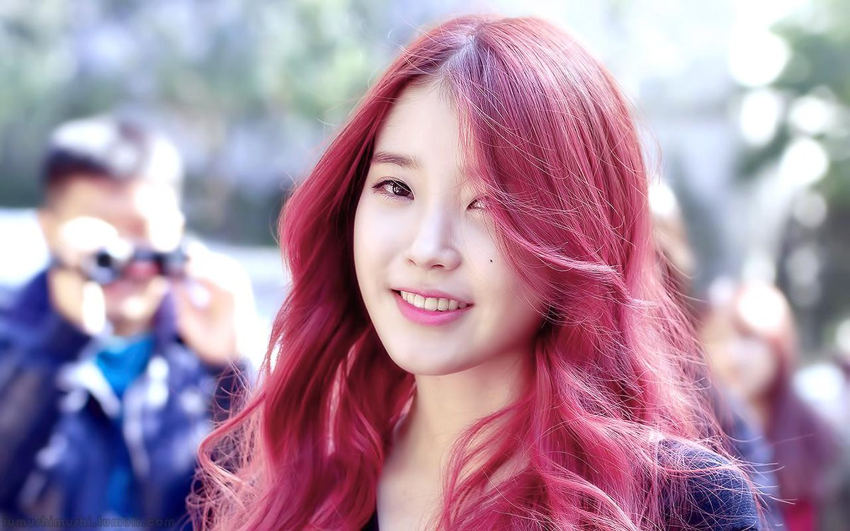 Mái tóc nhuộm màu đỏ làm tôn lên nước da trắng nõn của người đẹp.