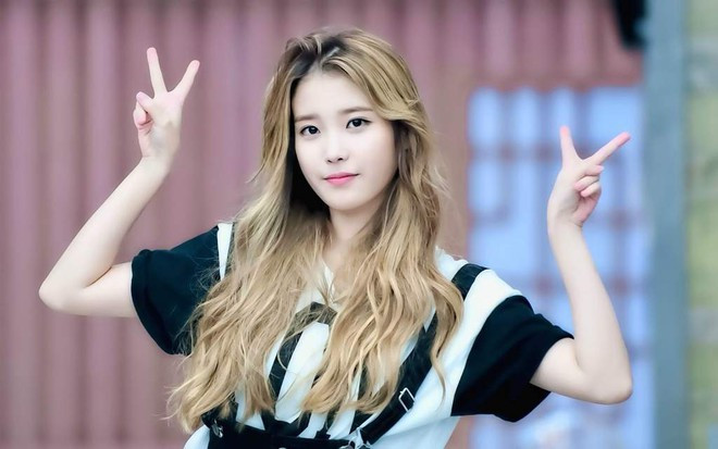 Mỹ nhân xứ Hàn trông trẻ trung và cá tính với mái tóc vàng sáng.