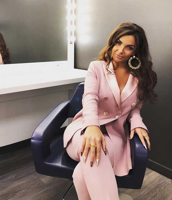 Ngoài ra, cô còn gây chú ý với vóc dáng bốc lửa với số đo 3 vòng cực đẹp 91-63-91. Để có được nhan sắc rạng rỡ và dáng vóc lý tưởng, Elettra Lamborghini có những bí quyết rất riêng.