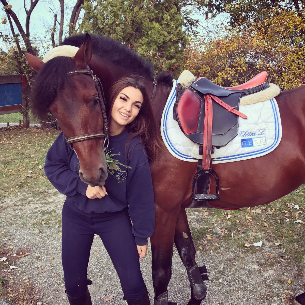 Tuy nhiên vì đam mê với khuyên tai nên đã hạn chế việc chơi quyền anh của cô. Hiện tại, Elettra Lamborghini chuyển sang bộ môn cưỡi ngựa để rèn luyện sức khỏe. Ảnh: Internet. Video "Bí quyết làm đẹp của sao Việt". Nguồn: VTC.