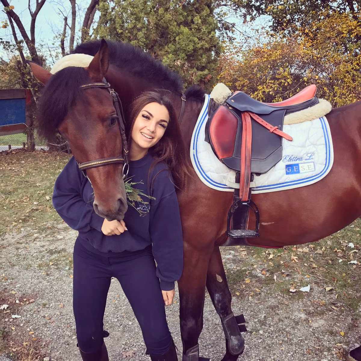 Tuy nhiên vì đam mê với khuyên tai nên đã hạn chế việc chơi quyền anh của cô. Hiện tại, Elettra Lamborghini chuyển sang bộ môn cưỡi ngựa để rèn luyện sức khỏe. Ảnh: Internet. Video "Bí quyết làm đẹp của sao Việt". Nguồn: VTC.