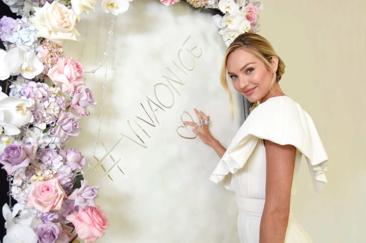 Ngoài ra, cô không thể ra ngoài mà trong túi thiếu những món đồ sau: kem chống nắng, tinh dầu hoa hồng, son dưỡng, son đỏ, tinh dầu thơm và một lọ kem dưỡng ẩm tốt. Ảnh: Internet. Video "Bí quyết làm đẹp của sao Việt". Nguồn: VTC.