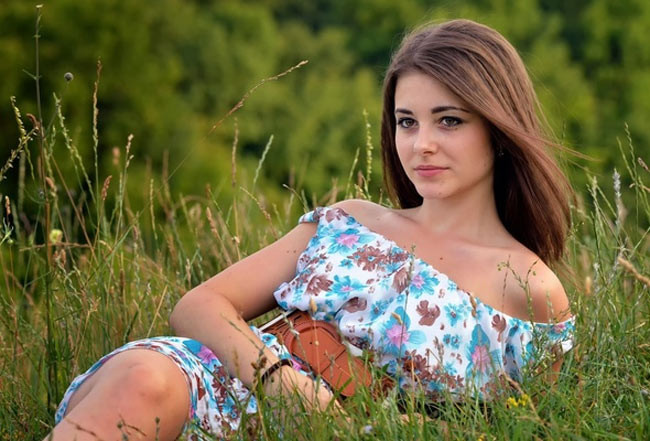 Phái đẹp Ukraine rất chăm sử dụng các sản phẩm làm đẹp từ thiên nhiên để có làn da tỏa sáng. Ngay từ những năm đầu đời, con gái Ukraine đã biết đến khái niệm chống lão hóa. Chẳng cần đợi đến lứa tuổi 30, họ đã sớm chăm thoa kem dưỡng ẩm cũng như đảm bảo cho đôi môi luôn mềm mại bằng các loại son dưỡng lành tính.