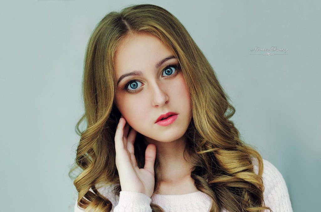 Ngoài vẻ đẹp ngoại hình, các cô gái Ukraine cũng được biết đến với vẻ đẹp về trí tuệ. Những phụ nữ Ukraine luôn biết làm cho mình trở nên cuốn hút hơn nhờ trí tuệ. Các cô gái Ukraine đều sở hữ học vấn cao và biết tận dụng sự quyến rũ của học vấn. Ảnh: Internet. Video "Bí quyết làm đẹp của sao Việt". Nguồn: VTC.