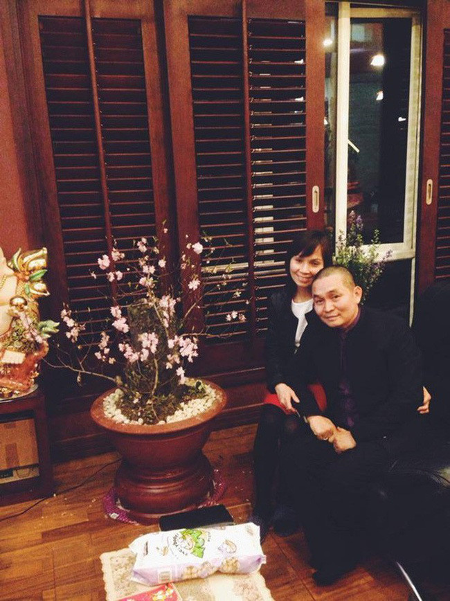 Cách đây vài năm, Xuân Hinh đã mua căn nhà này với giá mà "dư luận đồn thổi" lên tới vài chục tỷ đồng ở con phố đắt đỏ Hàng Bông, Hà Nội. "Giá đồn thổi" này cũng có cơ sở bởi Xuân Hinh là nghệ sĩ hài đắt show bậc nhất miền Bắc, mỗi năm anh diễn hàng trăm show lớn nhỏ và từng tâm sự rằng "cát - xê không đếm được".