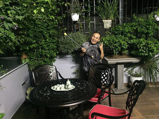 Anh luôn duy trì cuộc sống bình dị, xuất hiện với hình ảnh đơn giản, thậm chí xề xòa nhất. Phương tiện đi lại của nam danh hài thường xuyên là xe máy. Thậm chí, khán giả nhiều lần bắt gặp “kẻ chọc cười dân dã” đi bộ, đạp xe ra quán café mỗi sáng.