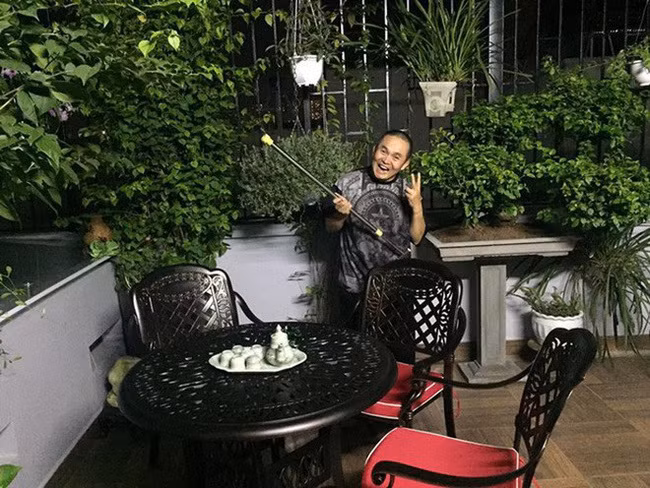 Anh luôn duy trì cuộc sống bình dị, xuất hiện với hình ảnh đơn giản, thậm chí xề xòa nhất. Phương tiện đi lại của nam danh hài thường xuyên là xe máy. Thậm chí, khán giả nhiều lần bắt gặp “kẻ chọc cười dân dã” đi bộ, đạp xe ra quán café mỗi sáng.