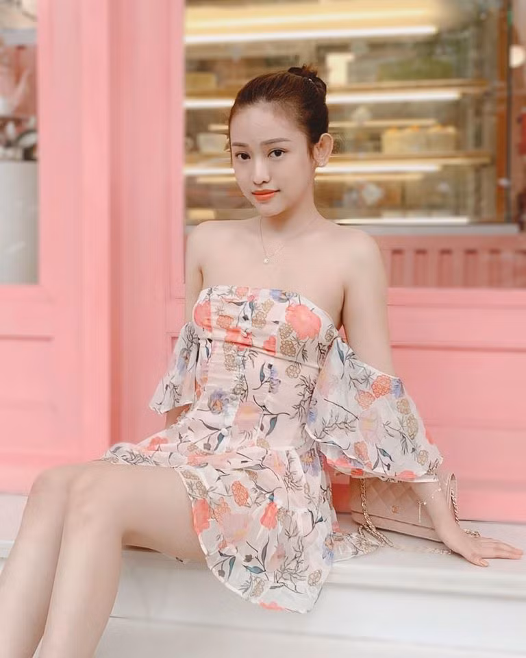 Chiếc váy cúp ngực họa tiết hoa lá với phần tay trễ cực gợi cảm.