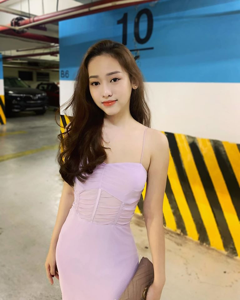 Những chiếc váy 2 dây ôm sát cơ thể chính là trang phục quen thuộc của Thúy Vi.