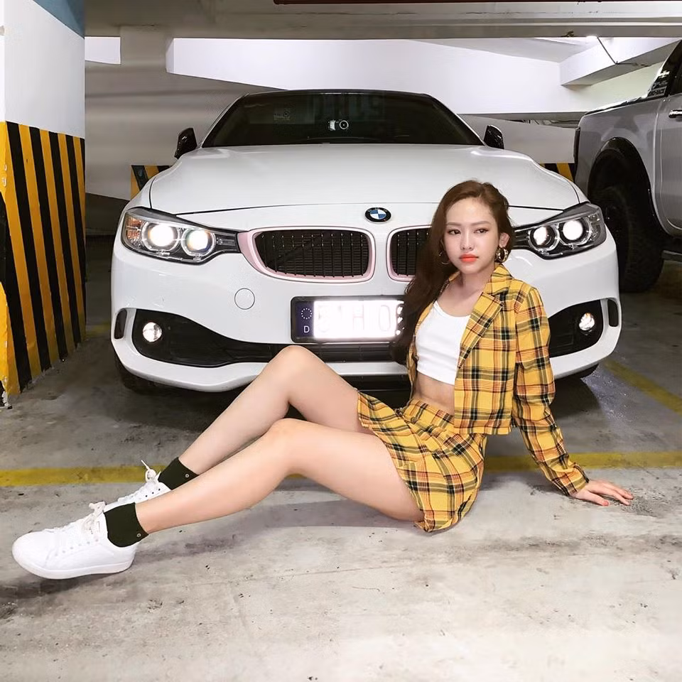 Từng bị cư dân mạng buông chê bai về lối ăn mặc sexy, phản cảm nhưng sau khi tháo túi ngực, Thúy Vi đã tạo dựng được phong cách thời trang ấn tượng hơn.