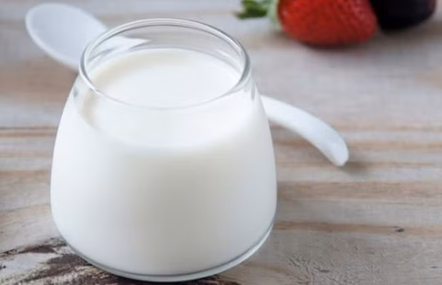 Sữa chua có thể bảo vệ niêm mạc dạ dày, làm chậm quá trình hấp thụ rượu. Hơn nữa, hàm lượng canxi phong phú trong sữa chua còn rất tốt cho việc giải tỏa khó chịu sau khi uống rượu say. Ảnh: Internet.