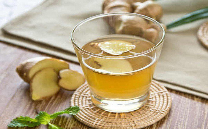 Nước gừng cũng là một cách giải rượu hiệu quả. Thái một củ gừng tươi khoảng 60 gram thành từng lát mỏng, sau đó đem sắc nước uống. Vị gừng nóng có tác dụng hóa giải nhanh chất cồn trong cơ thể. Có thể thêm mật ong uống để giúp giải rượu hiệu quả.