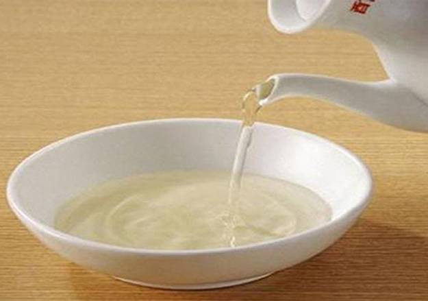 Giấm: Nấu một bát canh chua từ giấm hoặc uống từ từ một ly giấm nhỏ khoảng 20 - 25ml sẽ giúp giải rượu.