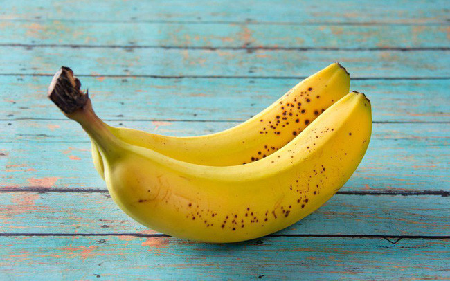Chuối là loại trái cây không những có hàm lượng chất dinh dưỡng cao mà còn có thể giải rượu, thanh lọc. Lượng kali dồi dào trong chuối sẽ bù đắp vào lượng khoáng chất và chất điện giải cơ thể bị mất đi khi uống rượu. Chủ động ăn chuối trước hoặc sau khi uống rượu để tránh tình trạng mất sức, mệt mỏi, đau nhức cơ thể, chuột rút.