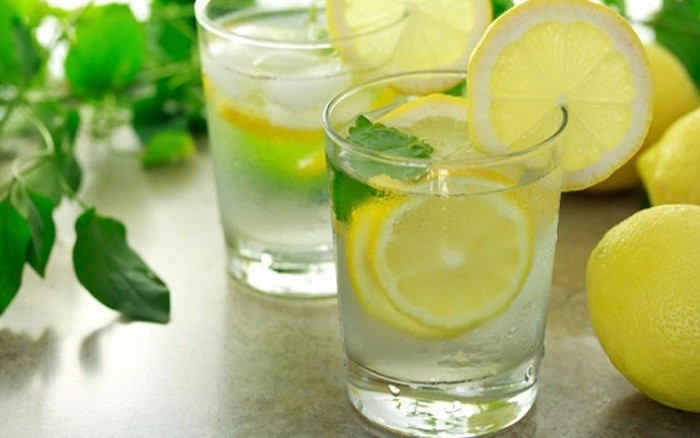 Nước chanh/quất là tuyệt chiêu giải rượu có tác dụng tốt nhất. Chanh tươi một quả, vắt nước cho uống hoặc thái mỏng, ăn cả quả càng tốt.