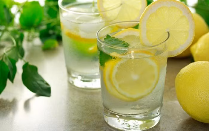 Nước chanh/quất là tuyệt chiêu giải rượu có tác dụng tốt nhất. Chanh tươi một quả, vắt nước cho uống hoặc thái mỏng, ăn cả quả càng tốt.