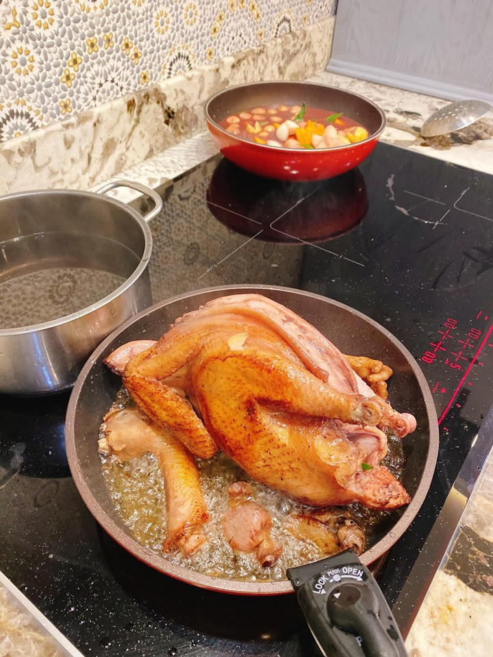 Hoc vo ca si Dang Khoi lam mon ga ham ruou vang “ngon tuyet cu meo”-Hinh-3