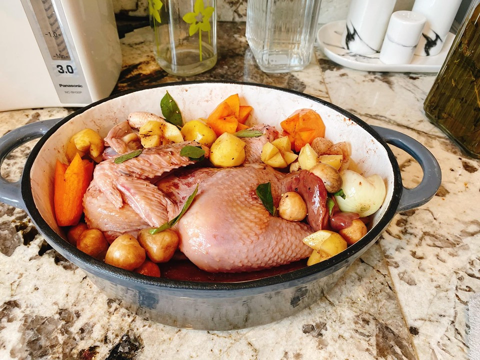 Hoc vo ca si Dang Khoi lam mon ga ham ruou vang “ngon tuyet cu meo”-Hinh-2