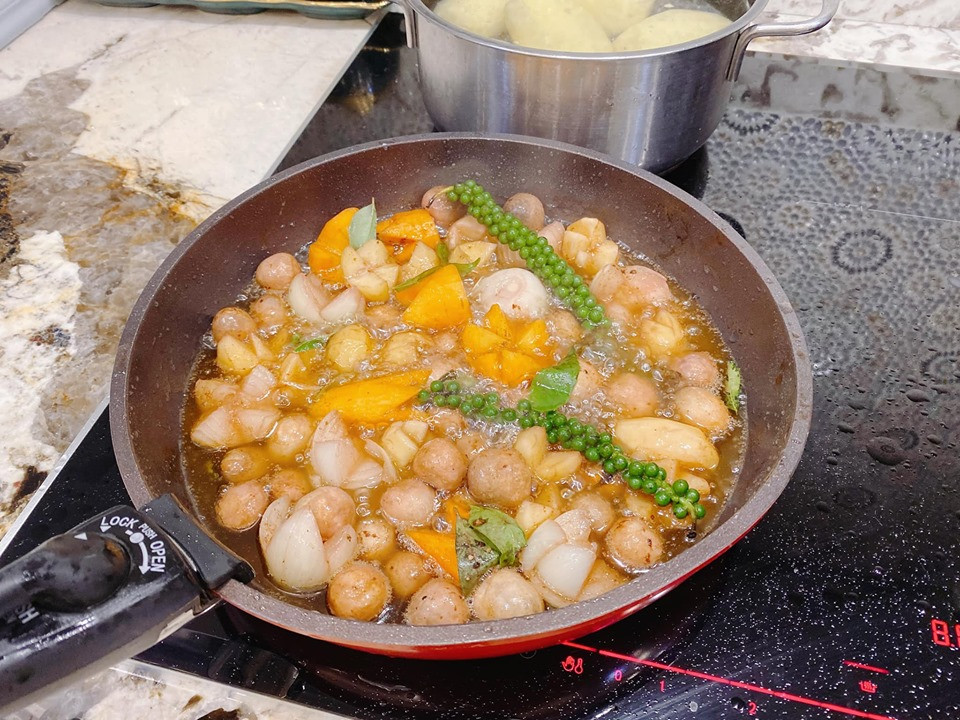 Hoc vo ca si Dang Khoi lam mon ga ham ruou vang “ngon tuyet cu meo”-Hinh-4