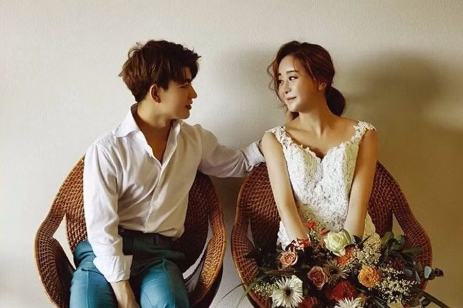 Cùng mặc đồ trắng trẻ trung thế này không ai nghĩ rằng họ lệch nhau tới 18 tuổi.